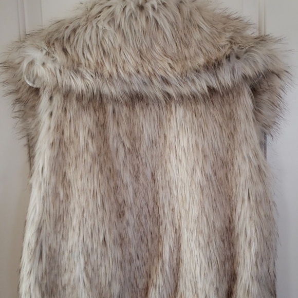 BB Dakota faux fur vest. Worn once! - Picture 4 of 6